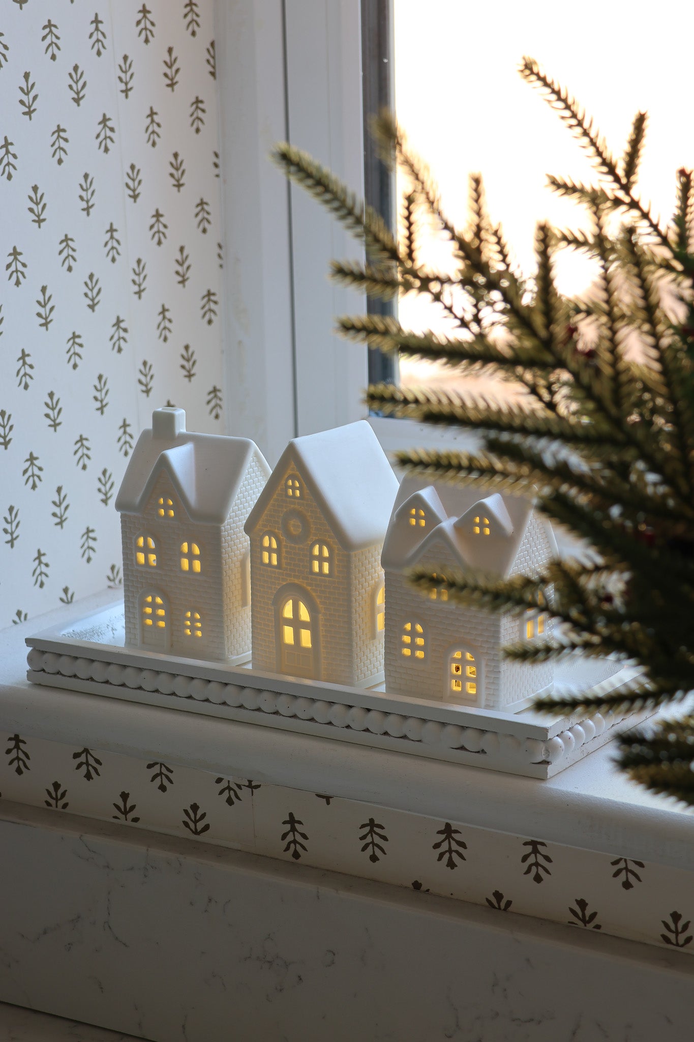 Set mit 3 LED-Weihnachtshäusern aus Keramik mit Kranz